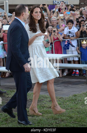 Sydney, AUSTRALIA - 18 APRILE: Catherine, Duchessa di Cambridge e Prince William, Duca di Cambridge si dirigono a Manly Beach insieme al primo Ministro dell'Australia Tony Abbott il 18 aprile 2014 a Sydney, Australia. Il Duca e la Duchessa di Cambridge sono in un tour di tre settimane in Australia e Nuova Zelanda, il primo viaggio ufficiale all'estero con loro figlio, Principe George di Cambridge Persone: Tony Abbott Catherine Duchessa di Cambridge trasmissione Ref: MNCAU1 credito: Hoo-Me.com/MediaPunch ***NO UK*** Foto Stock