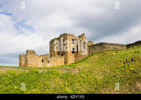 Parte delle rovine del Castello di Tynemouth, Tyne and Wear (parte del castello e del Priory sito). Il castello era state edificate tra il XIII e il XIV secolo. Il Foto Stock