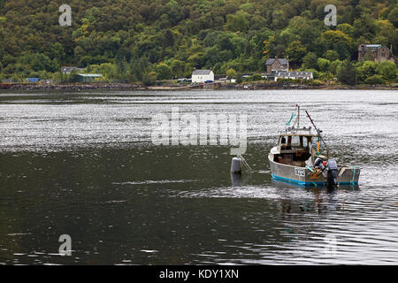 Sul loch carron da nord strome a strome ferry (senza traghetto) con barca da pesca. Ross and Cromarty, nella costa occidentale della Scozia Foto Stock