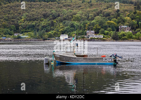 Sul loch carron da nord strome a strome ferry (senza traghetto) con barca da pesca. Ross and Cromarty, nella costa occidentale della Scozia Foto Stock