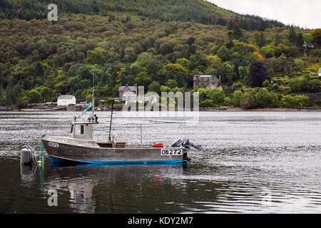 Sul loch carron da nord strome a strome ferry (senza traghetto) con barca da pesca. Ross and Cromarty, nella costa occidentale della Scozia Foto Stock