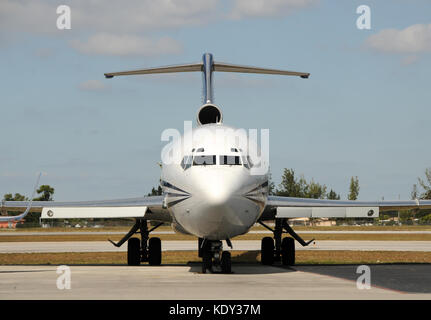 Vista frontale del classico aereo jet su un asfalto Foto Stock