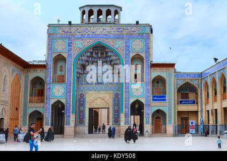 Far provincia, Shiraz, Iran - 19 aprile, 2017: Grandi gateway della moschea e Mausoleo di shah cheragh, Foto Stock