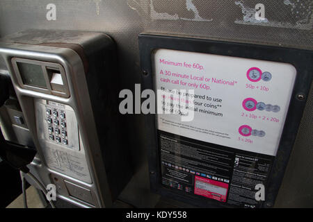 Istruzioni su come usare un telefono a pagamento britannico che scompare velocemente, questo è a Halesworth, Suffolk vicino alla stazione ferroviaria, se la memoria serve. Foto Stock