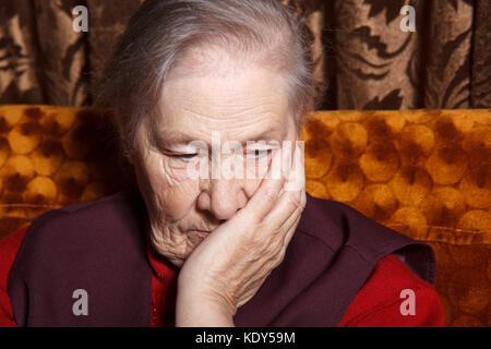Le donne anziane di pensare Foto Stock