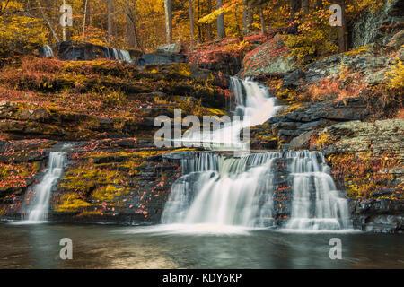 Factory Falls cascate scorre dolcemente su roccia circondato da picchi di caduta delle foglie nel Delaware Water Gap sezione di Pocono Mountains, pa Foto Stock