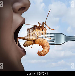 Mangia insetti e mangiare i bug come cucina esotica e alternativa proteina alta nutrition food come una persona con una bocca aperta con un grillo e larva. Foto Stock