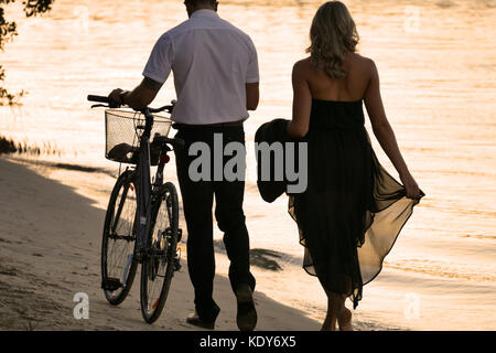 Matura per fare una romantica passeggiata lungo il fiume Foto Stock