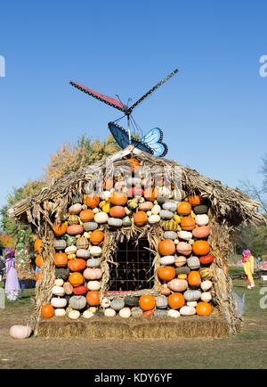 Una casa fatta di zucche, parte dell'autunno decorazioni presso la Minnesota Landscape Arboretum in Chanhassen, MN, Stati Uniti d'America. Foto Stock