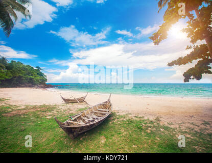 La spiaggia e la pesca in barca, koh Lanta, Thailandia Foto Stock