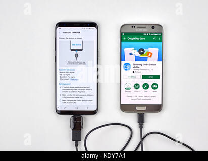Montreal, Canada - 12 ottobre 2017: Smart switch di trasferimento dati da Samsung S7 a un nuovo galaxy s8 dispositivo. Foto Stock