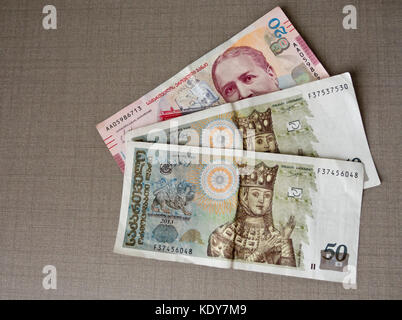 Georgiano valido monetarie nel 2017 Lari, 50 e 20 le banconote in un ventilatore sul ripiano di un tavolo Foto Stock