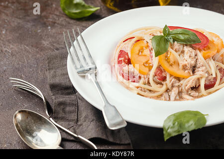 Spaghetti con pomodori al tonno Foto Stock