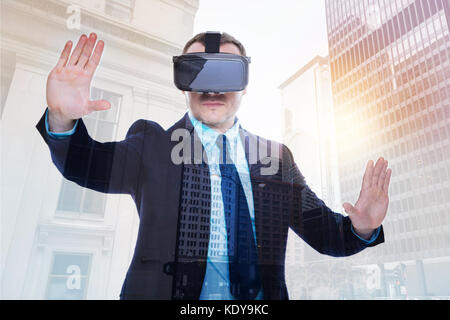 Setole imprenditore vivendo la realtà virtuale Foto Stock