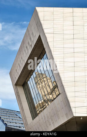 Pier Head, Liverpool, Regno Unito. Il Museo di Liverpool (2011) dagli architetti danesi 3XN. Il porto di Liverpool edificio è riflessa nella finestra di terminale Foto Stock