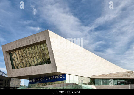 Pier Head, Liverpool, Regno Unito. Il Museo di Liverpool (2011) dagli architetti danesi 3XN. Il porto di Liverpool edificio è riflessa nella finestra di terminale Foto Stock