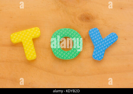 Lettera di schiuma formanti giocattolo di parola su uno sfondo di legno Foto Stock