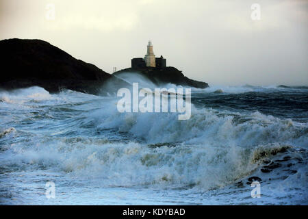 Nella foto: onde infrangersi contro Mumbles Lighhouse nel bracciale Bay, Swansea, Regno Unito. Lunedì 16 Ottobre 2017 Re: resti di uragano Ofelia sono attesi per Foto Stock