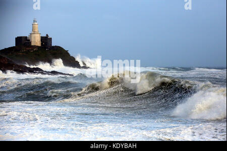 Nella foto: onde infrangersi contro Mumbles Lighhouse nel bracciale Bay, Swansea, Regno Unito. Lunedì 16 Ottobre 2017 Re: resti di uragano Ofelia sono attesi per Foto Stock