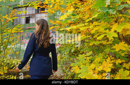 Alone ragazza teen in autunno la foresta e la capanna Foto Stock