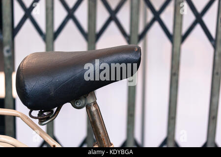 Pelle vintage sella di bicicletta con molla in metallo Foto Stock