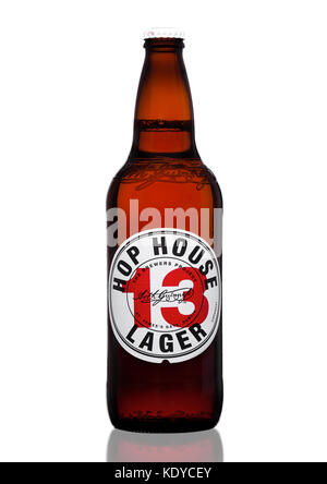 LONDRA, UK - 30 MARZO 2017 : bottiglia di birra Hop House da 13 lager su sfondo bianco. Foto Stock