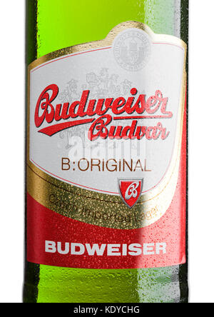 LONDRA, UK - 30 MARZO 2017 : bottiglia di birra Budweiser Budvar su sfondo bianco, una delle birre più vendute della Repubblica Ceca. Foto Stock