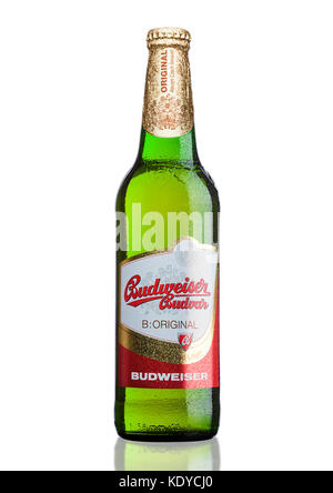 LONDRA, UK - 30 MARZO 2017 : bottiglia di birra Budweiser Budvar su sfondo bianco, una delle birre più vendute della Repubblica Ceca. Foto Stock