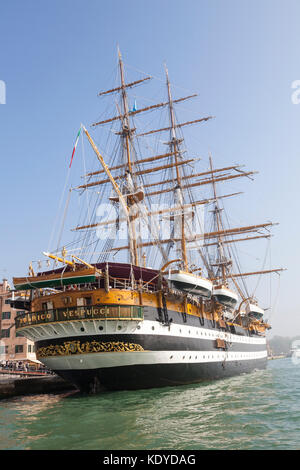 Poppa dell'Amerigo Vespucci piena truccate tall ship della Marina Militare Italiana, o la Marina Militare, ormeggiata al Castello in Venezia, Veneto, Italia con luce se Foto Stock