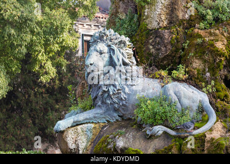 Il leone veneziano sulla Giuseppe Garibaldi statua, giardini pubblici, Castello, Venezia, Italia con un piccione sulla sua coda Foto Stock