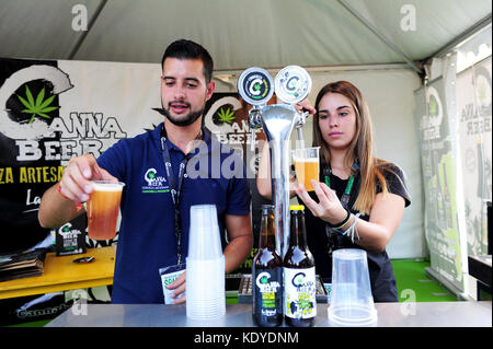 Due persone che serve birra di cannabis in corrispondenza di un supporto durante la Spannabis, una fiera dedicata alla cannabis tenutasi a Madrid nel mese di ottobre 2017 Foto Stock