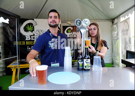 Due persone che serve birra di cannabis in corrispondenza di un supporto durante la Spannabis, una fiera dedicata alla cannabis tenutasi a Madrid nel mese di ottobre 2017 Foto Stock