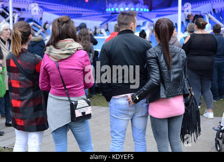 Coppia romantica alla fiera d'oca, Nottingham Foto Stock