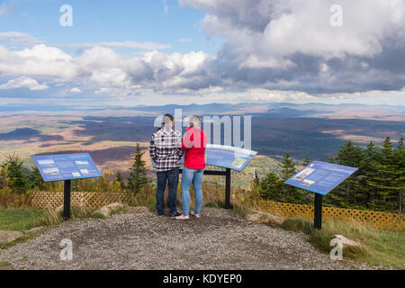 Due persone che si trovano in una vista panoramica sul monte Saint Joseph in Quebec / Canada, godendo di colori autunnali Foto Stock