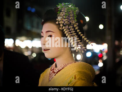 Geisha nelle strade di Kyoto, Giappone Foto Stock