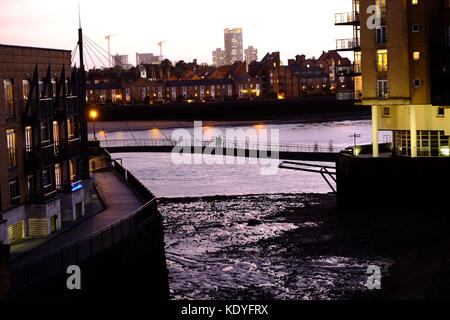 Guardando giù Limekiln Docks in Limehouse East London verso il Tamigi al tramonto. Foto Stock
