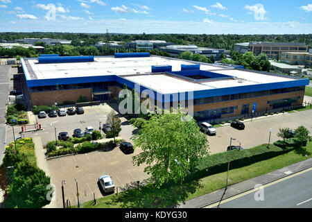 Guardando verso il basso sulla moderna versione inglese di Office e del centro dati edificio con parcheggio auto, secolo Link, Wokingham, Berkshire, Regno Unito Foto Stock