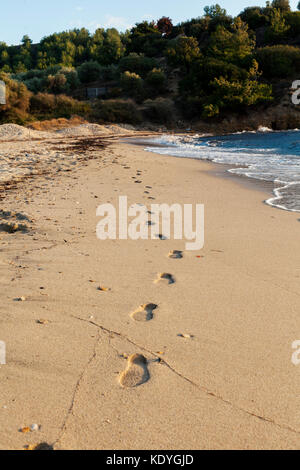 Impronta su una spiaggia di invio in sunset Foto Stock