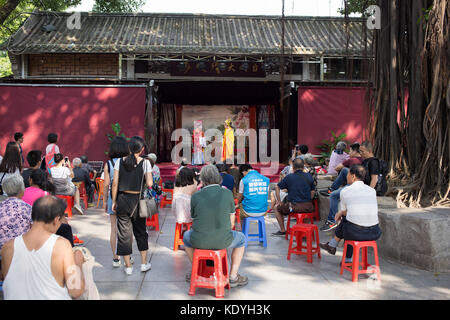 In Guangzhou, Cina - ago,16,2017:i popoli a guardare il cantonese opera di liwan lake park a Guangzhou in Cina. Foto Stock