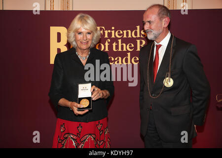 La Duchessa di Cornovaglia con il presidente del RA Christopher le Brun alla Royal Academy of Arts per lanciare il RA250 Friends Membership Scheme, a Burlington House, Piccadilly, Londra. Foto Stock