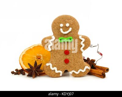 Natale Gingerbread Man con cookie cutter e spezie vacanza isolati su sfondo bianco Foto Stock