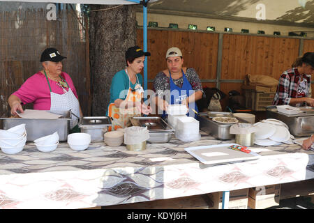 MANZIANA, Lazio, Italia - 14 ottobre 2017: Le donne preparare e servire il cibo in stallo all'aperto in corrispondenza di uno dei più popolari e attende gli eventi locali, Foto Stock