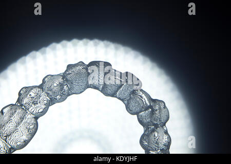 Denti invisibili i ritegni staffe ortodontiche. plastica straighterners moderno per il corretto allineamento dei denti. Foto Stock