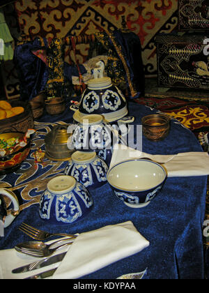 Un tradizionale e colorata in Cina tè impostata sul visualizzatore in corrispondenza di una mostra nella ambasciata del Kazakhstan, abu dhabi, Emirati arabi uniti Foto Stock