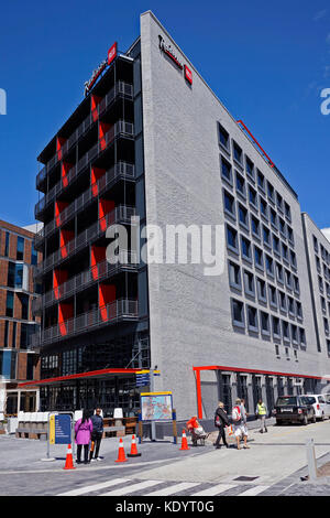 La nuova costruzione Radisson Hotel rossa nel silo quartiere al V & A Waterfront ,Cape Town , Sud Africa. Foto Stock
