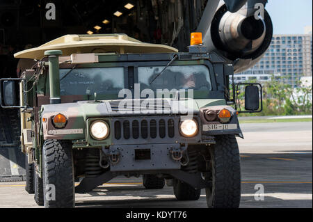 Avieri dal Kentucky Air National Guard per scaricare le attrezzature e le forniture a sostegno dell'Uragano Maria soccorsi Foto Stock