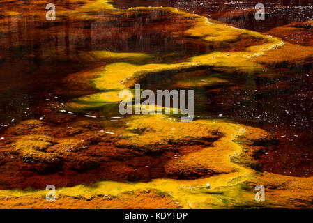 Tintillo fiume di ossidati di minerali di ferro, la Rio Tinto miniere, Minas De Riotinto, Huelva, Andalusia, Spagna Foto Stock