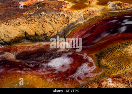 Rio Tinto, il fiume è stato minato da secoli per il rame, argento, oro e altri minerali, Rio Tinto miniere, provincia di Huelva, Andalusia, Spagna Foto Stock