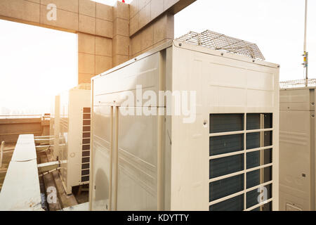 Sistema di aria condizionata montato sulla parte superiore di un edificio. Foto Stock