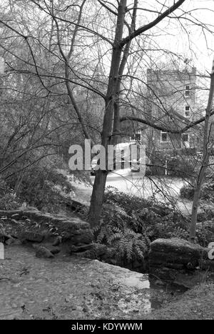 Sheffield, Regno Unito - Jan 2015: cascata in Tinker Brook prima di Glen Howe sulla torre 18 gen 2015 in Glen Howe Park, lato Wharncliffe Foto Stock